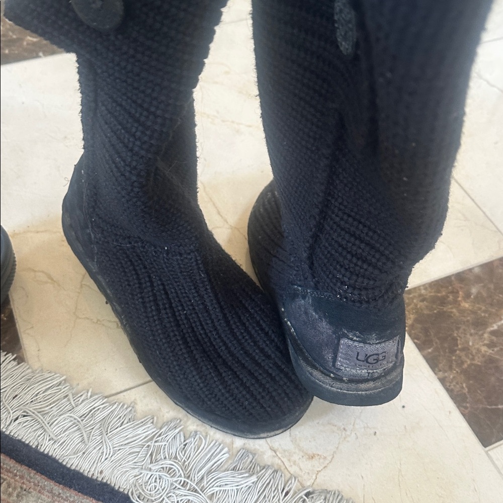 UGGS size 9 - Picture 2 of 6